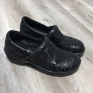 b.o.c. Born Concepts Peggy Black Tooled Pattern Embossed Slip On Clogs Size 9